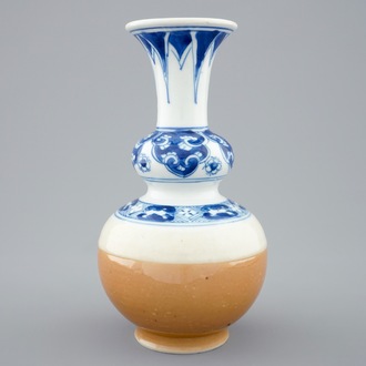 Un vase de forme double gourde en porcelaine de Chine bleu, blanc et café au lait, anc. coll. Auguste le Fort, Kangxi